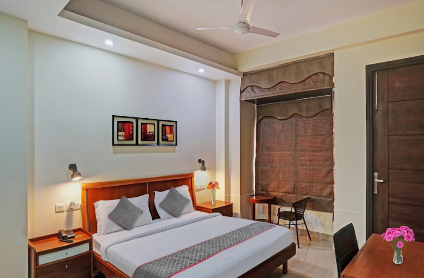 Qotel Noida 51 Couple Friendly | King Suite